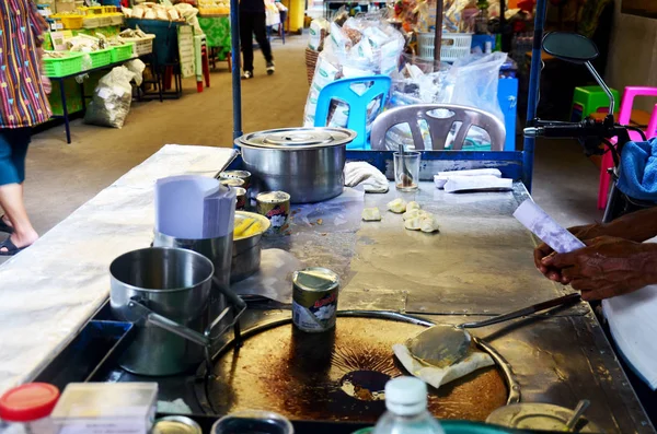 Thai människor matlagning öken mellanmål roti med banan och ägg, drizz — Stockfoto