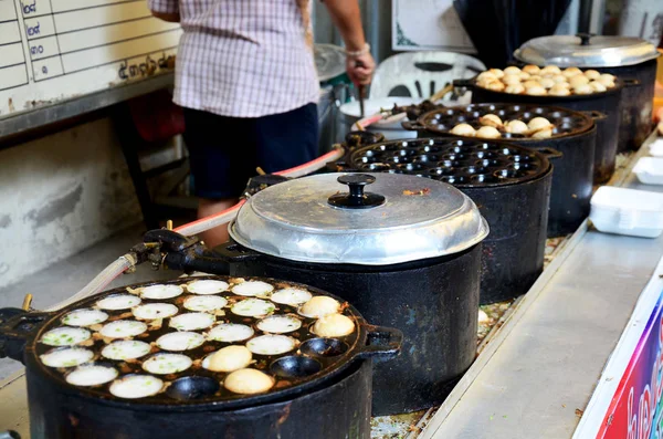 Thajci vaření thajského občerstvení Khanom Khrok je směs kokosových mléčných směsí. — Stock fotografie