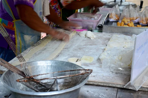 Tailandeses cozinhando rosquinha frita ou Youtiao — Fotografia de Stock