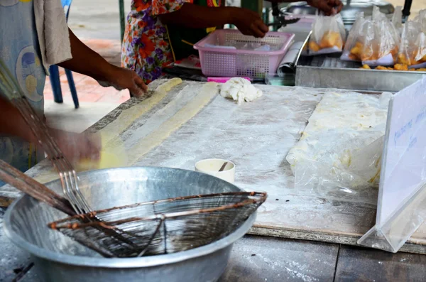 Gente tailandesa cocinando doughstick frito o Youtiao —  Fotos de Stock