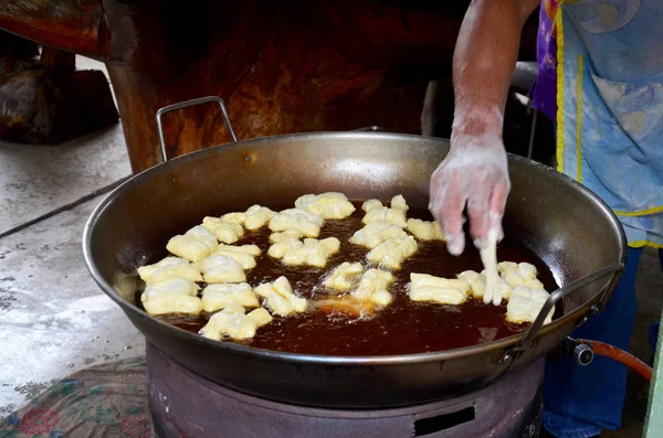 Tailandeses cozinhando rosquinha frita ou Youtiao — Fotografia de Stock