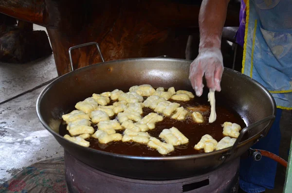 Thai people cooking deep-fried doughstick or Youtiao — Stock Photo, Image