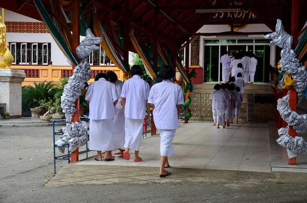 Тайский народ и дети рукоположен в монахини и брамин для практики — стоковое фото