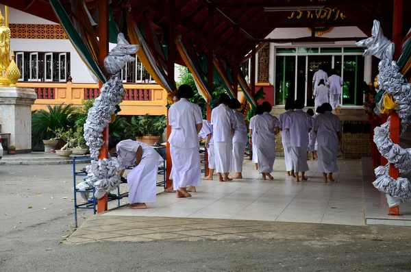 Los tailandeses y los niños ordenan como monja y brahmán para la práctica — Foto de Stock