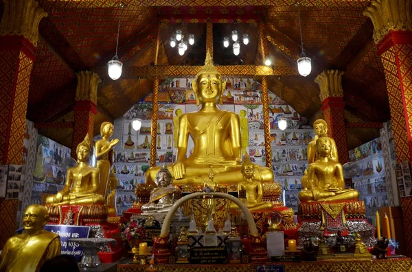 Estatua de oro del Gran Buda para la gente rezando y respetando bles —  Fotos de Stock