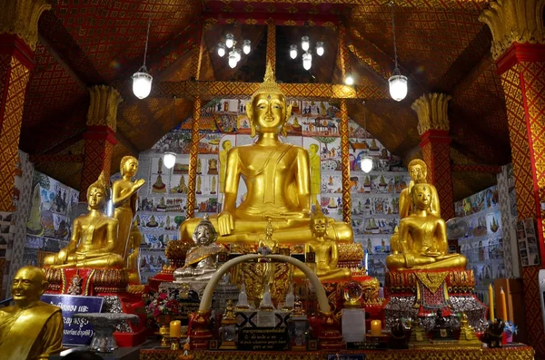 Patung Buddha Besar Emas bagi orang yang berdoa dan menghormati kelereng — Stok Foto