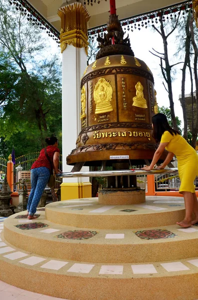 Tailandesa gente rezando y rito girar y girar campana grande para — Foto de Stock
