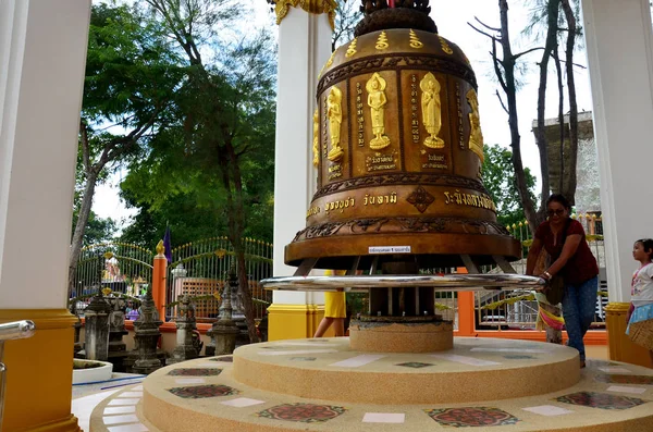 Tay yaşlı kadın insanlar dua ve ayin döndürmek ve büyük çan spin — Stok fotoğraf