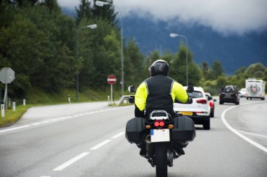 Avusturya ve seyahat etmek sürüş araba ve sürme motosiklet o insanlar