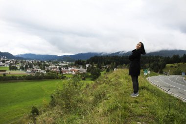Asya kadın Tay Seyahat ve görünümü yatay, Alpler mo poz