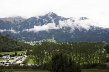 Alpler Dağı ve cityscape Reutte şehrin görünümü peyzaj 