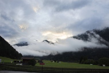 Cityscape ve peyzaj çim sahası ile Pfunds şehrinin görüntüleme ve