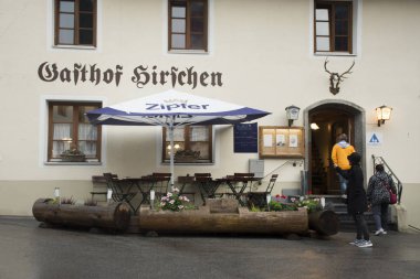 D yemek için Restoran içinde seyahat etmek insanlar yürürken, insanlar gitmek