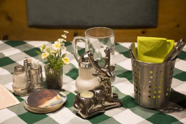 Restoranda yemek salonunda masada yemek yemek aksesuarlar