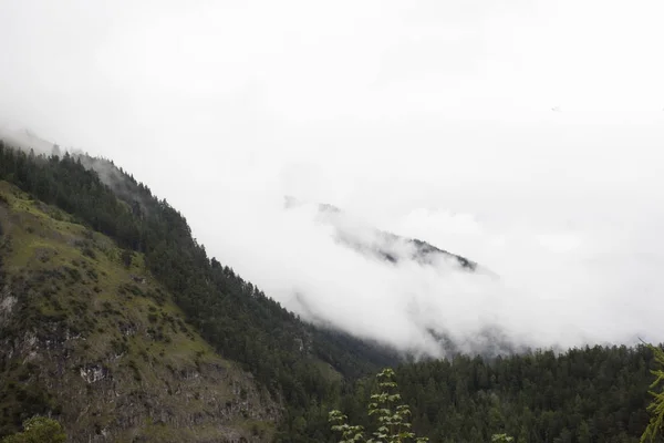 Ver paisaje de montaña de los Alpes con nubes en el mirador de Bibe — Foto de Stock