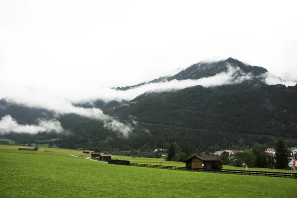 Paisaje urbano y paisaje de la ciudad de Pfunds en Tirol, Austria — Foto de Stock