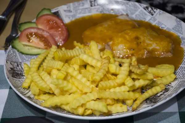 Carne de cerdo y salsa con verduras frescas y papas fritas —  Fotos de Stock