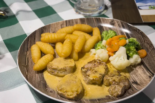 Carne de vaca de bife e molho de molho de molho com mistura vegetal fervida e p frito — Fotografia de Stock