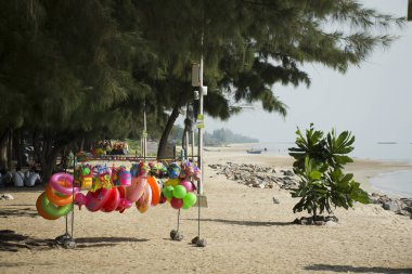 Ph, sahilinde Satılık yolcuları insanlar için oyuncak ve kauçuk halka