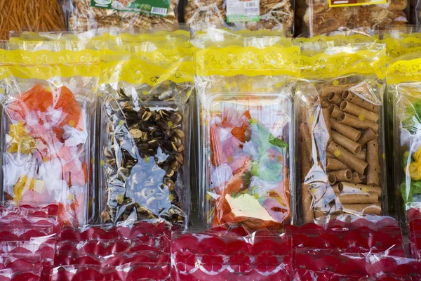 Dulces snack y productos alimenticios y souvenir de regalo en la tienda local en — Foto de Stock