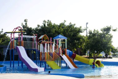 Arkadaş grubu modern colorfu oynarken Asya Tayland çocuk sakin ol