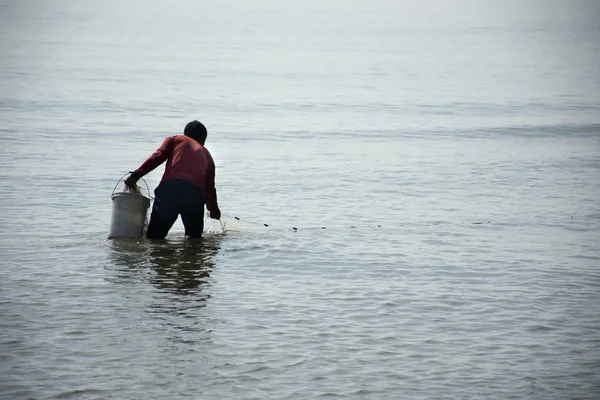 Hombre tailandés utiliza trampa de red de pescado para la pesca en el mar en Phetchaburi — Foto de Stock
