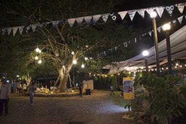 Seyahat ve alışveriş Tay insanlar ve yabancı gezginler