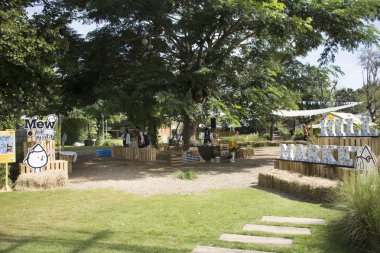 Seyahat ve alışveriş Tay insanlar ve yabancı gezginler