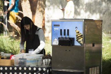 Tay insanlar Satılık dondurma dondurma makinesi seyahat için yapılan