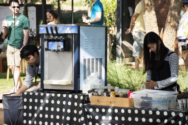 Tay insanlar Satılık dondurma dondurma makinesi seyahat için yapılan