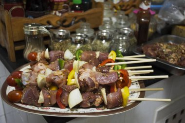 Tay insanlar et ve deniz ürünleri hazırlamak barbekü soba inci üzerinde yemek pişirmek için