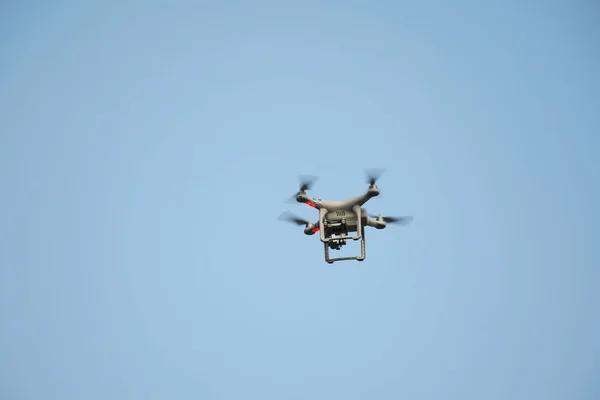 Nadzoru drone latający na niebo i — Zdjęcie stockowe