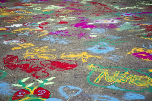 Thai children play and painting powder color on ground in Bang M — Stock Photo, Image