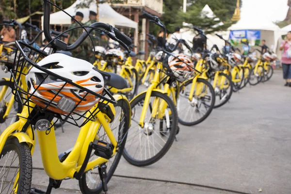 Bicicleta amarilla para viajeros alquiler de bicicletas tour alrededor de Bang — Foto de Stock