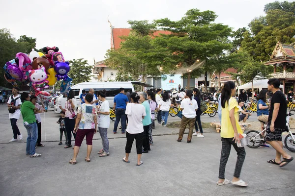 Los niños tailandeses y los padres visitan y compran fantasía pequeña — Foto de Stock