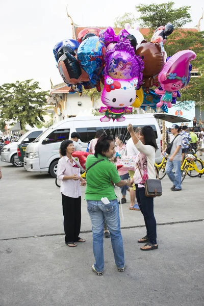 Тайские дети и родители путешествуют и покупают маленькие фантазии — стоковое фото