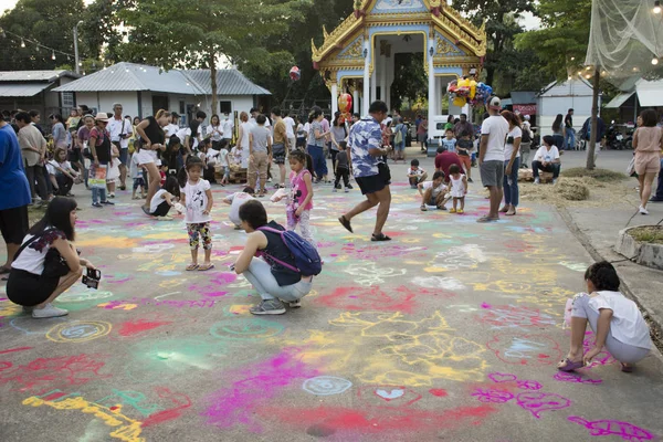 Los niños tailandeses y los padres viajan y juegan pintura en polvo o — Foto de Stock
