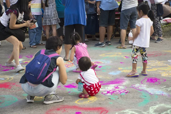 Thaise kinderen en ouder spelen schilderij poeder kleur o reizen — Stockfoto