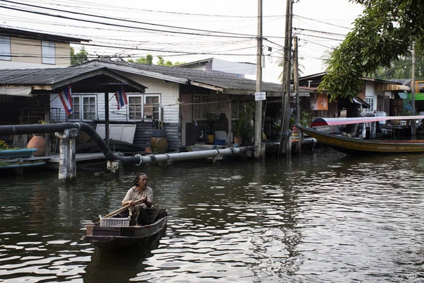 Mujeres tailandesas remando y conduciendo botes de madera en un pequeño canal — Foto de Stock