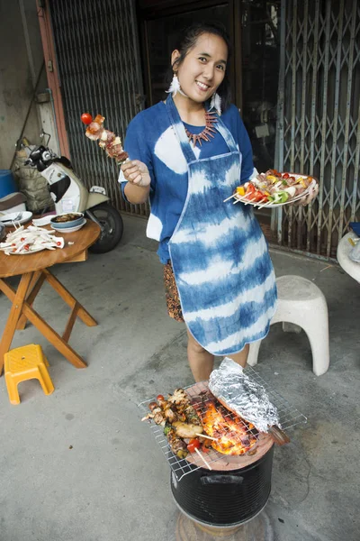 Kadın Tay insanlar yemek et ızgara ve deniz ürünleri Barbekü kavrulmuş — Stok fotoğraf