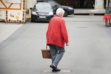 Alman yaşlı kadın Sandh, tramvay istasyonu yakınında sokakta yürüme