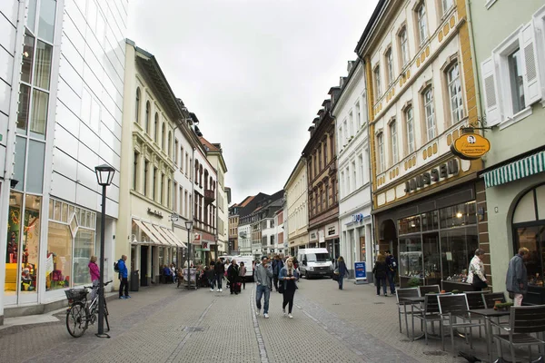 Viajeros alemanes y extranjeros caminando y visitando heidelberger m — Foto de Stock