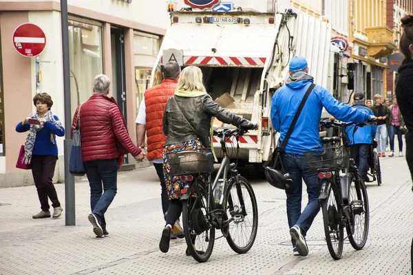 ドイツ語と外国人旅行者の歩行やプッシュ自転車 r — ストック写真