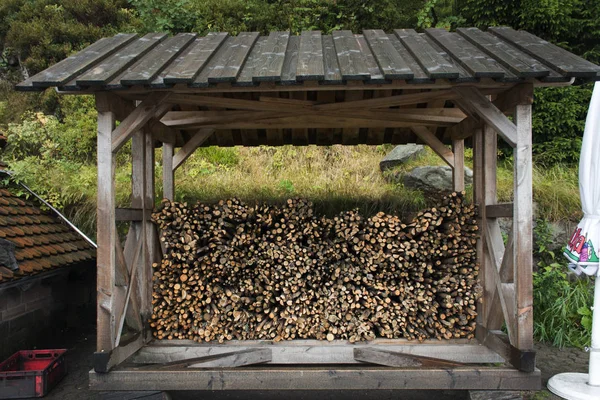 Kışlık mevsimlik saklı tutma içinde odun 