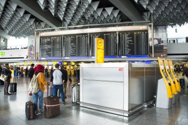 Alman ve yabancı Gezgin uçuş yolcu arrivin bekleyin