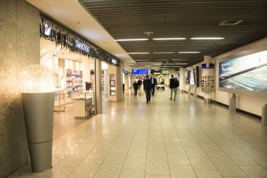 Ve görev alışveriş Alman insanlar ve yabancı yolcuları 