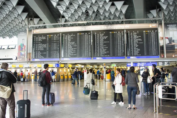 German and foreigner traveler wait flight with passenger arrivin — Stock Photo, Image