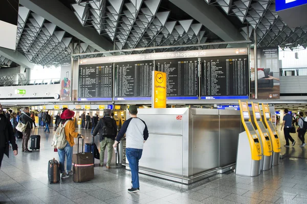 Német és külföldi utas várni a repülési arrivin utassal — Stock Fotó
