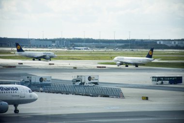 Trafik yol ve uçak kalkış ile kontrol çalışan insanlar bir