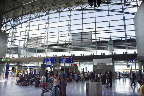 Német nép és a külföldi utazók vár repülés-val passengery — Stock Fotó